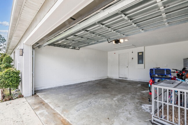 Building Photo - 766 SE Academy Ln