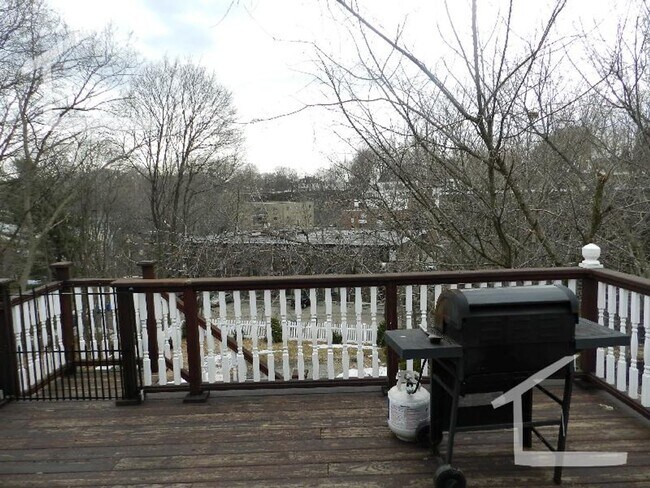 Building Photo - No Brokers Fee, No Security Deposit, In Unit Washer/Dryer, Pets friendly, Parking Included, Centr...