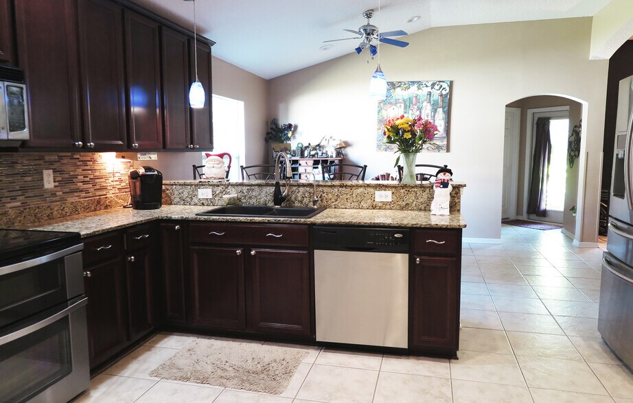 kitchen breakfast bar - 437 Lake Monroe Pl