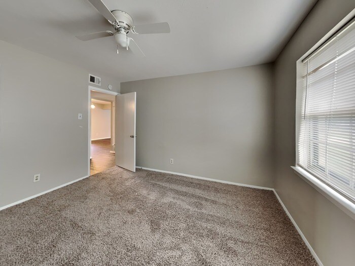 Building Photo - 647 Rutgers Dr