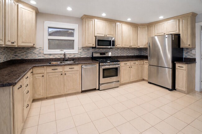 Building Photo - 1414 W Northeast Shore Dr