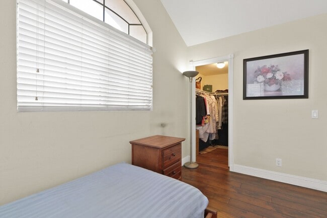 Building Photo - Beautiful Orange County Upstairs Condo! Must See!!