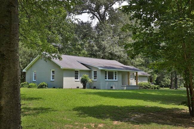 Building Photo - Painted Brick Ranch-Style Home!