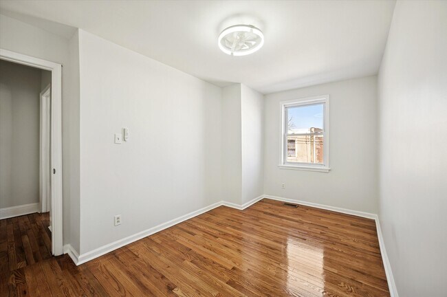 Building Photo - 5557 Matthews St