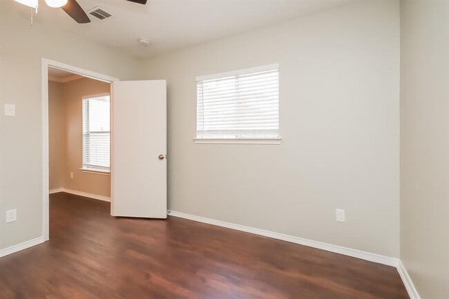 Building Photo - 9411 Spindlewood Dr