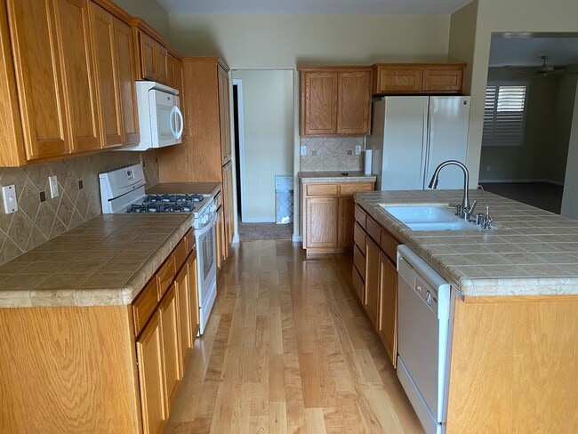 Building Photo - 6245 W Whitley Ave