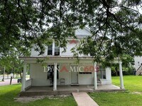 Building Photo - Upper 2BR/1BA - All Utilities Paid by Land...