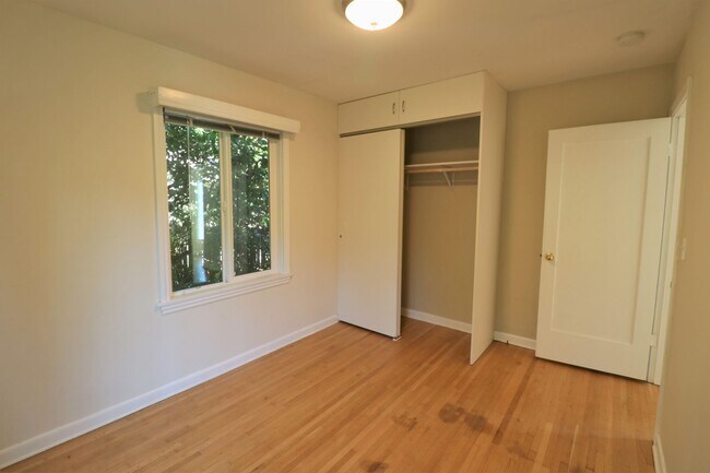 Building Photo - 2 Bedroom 1 Bathroom House in Wedgwood!