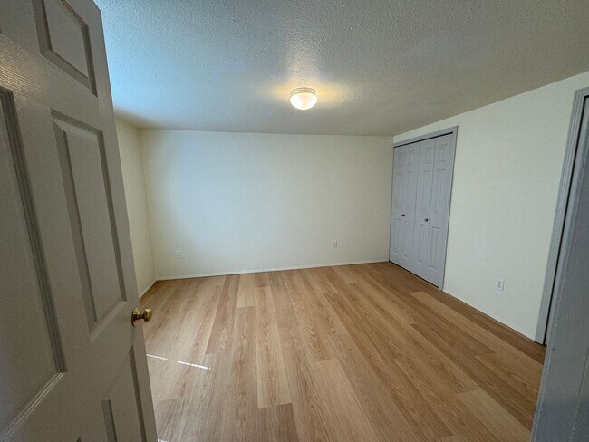 Building Photo - 1048/A/