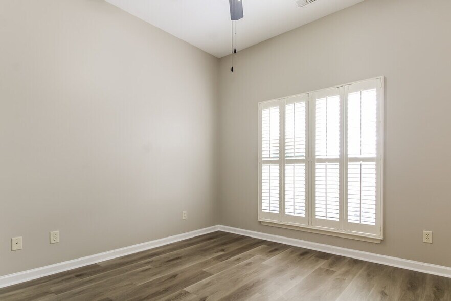 Building Photo - 3080 Greenhouse Dr