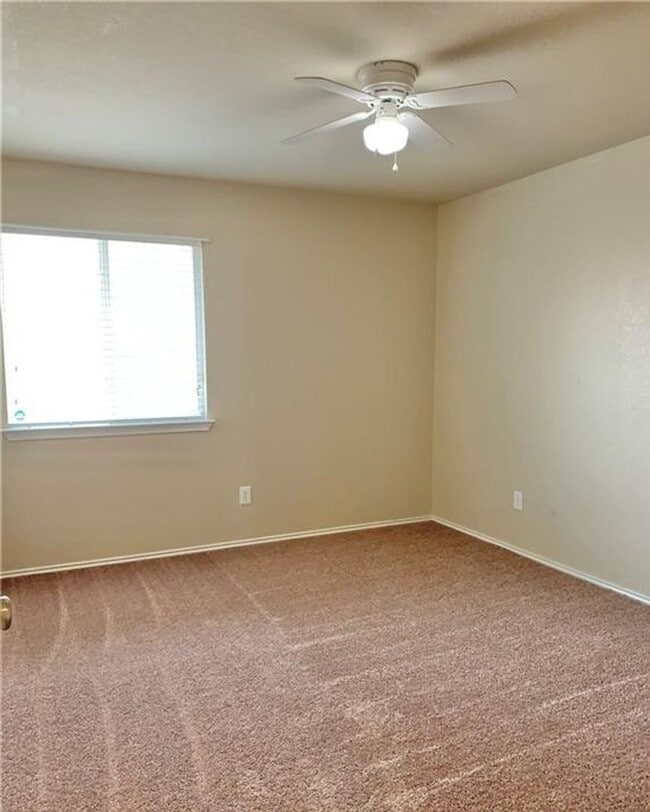 Building Photo - CUTE 4-bedroom 2-bathroom house HOUSING ACCEPTED!