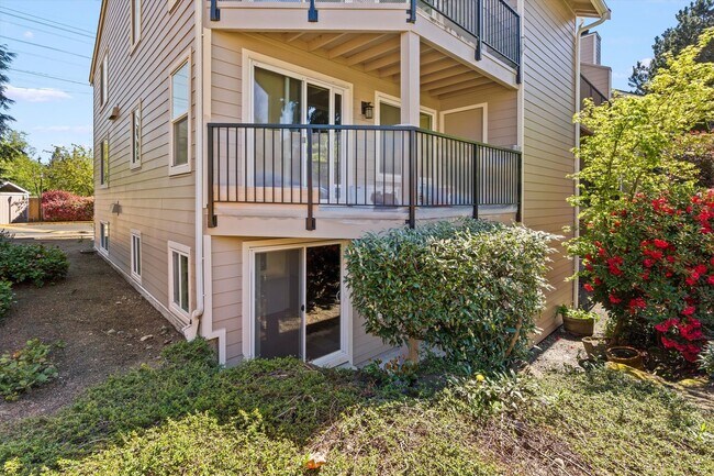Building Photo - Well Maintained Condo