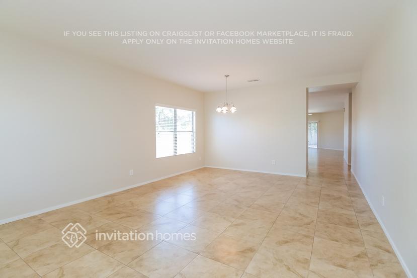 Building Photo - 2757 W San Carlos Ln