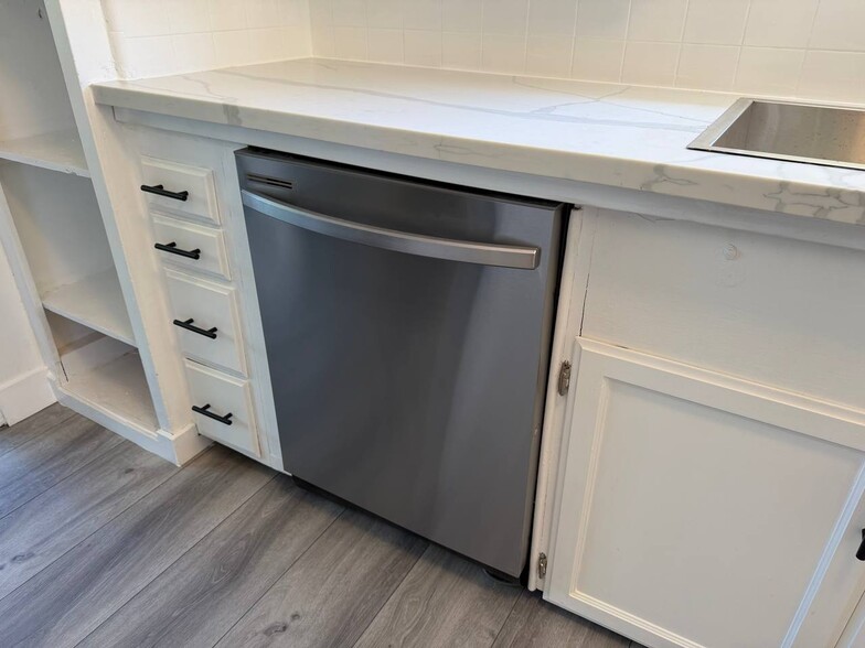 Building Photo - 13422 Oxnard St