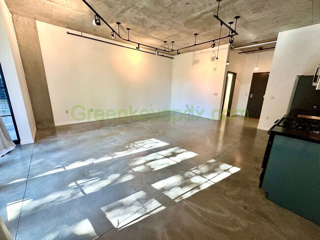 Building Photo - Studio Condo Available in the Pearl's Stre...