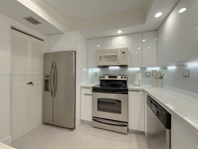 Building Photo - 250 NE 181st St