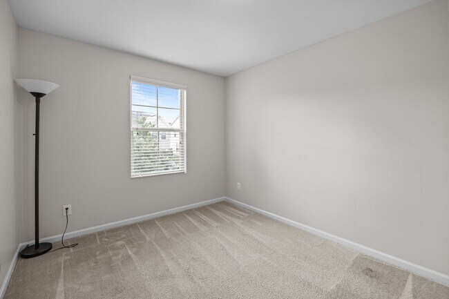 Building Photo - Fantastic 3 Bedroom End-unit Townhome with...