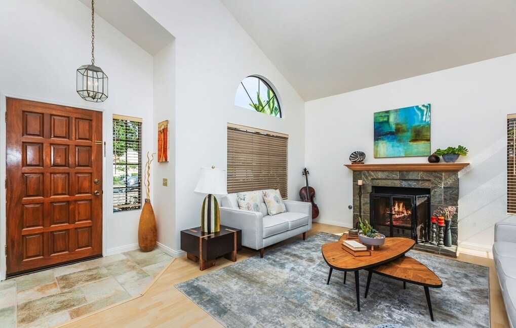 living room. furniture not included. picture taken before internal remodel. - 10734 Chinon Cir