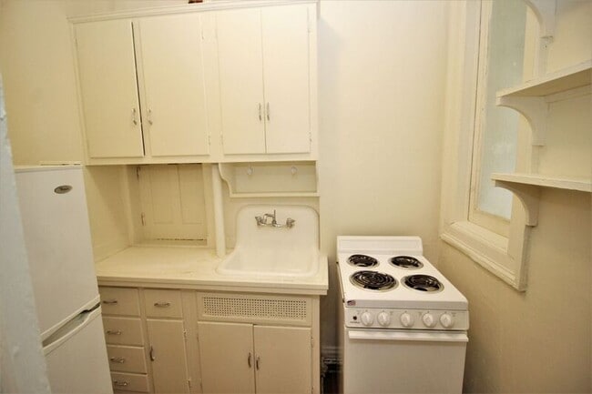 Building Photo - Avon