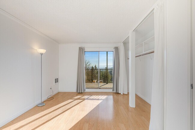 Building Photo - 1 month free!! Sweet 1/1 condo in Lake Oswego with covered parking and storage included!