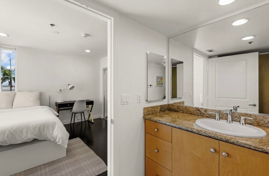 Building Photo - 924 Hornblend St