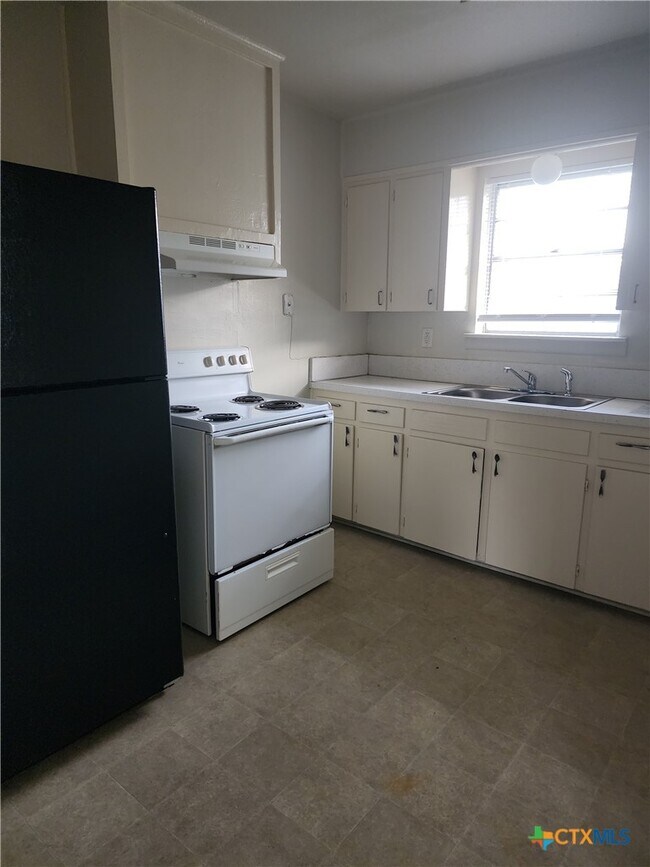 Building Photo - 405 Robertson Ave