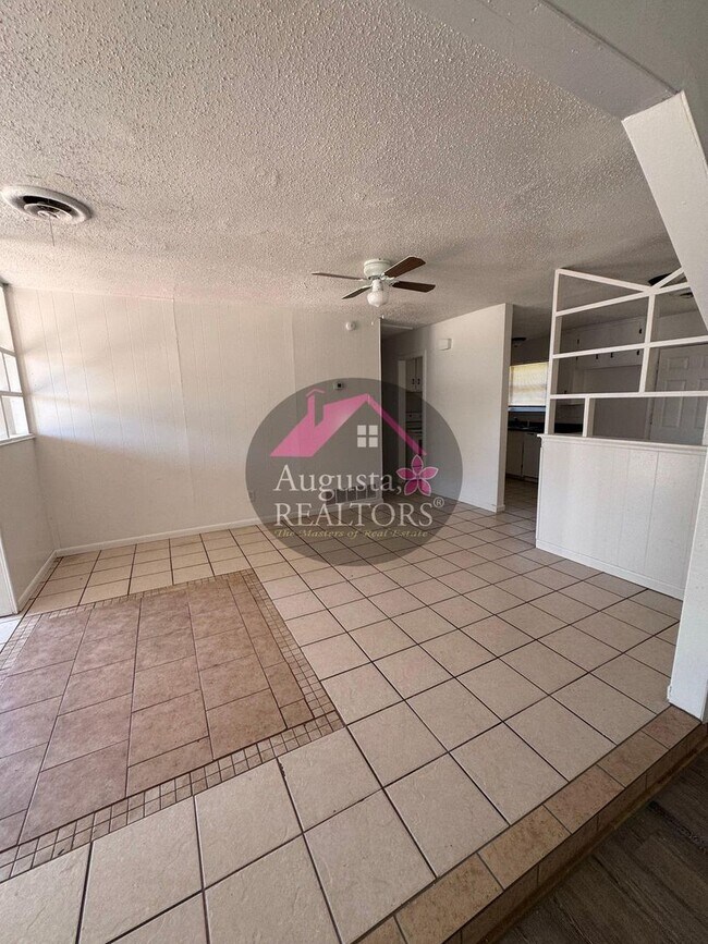 Building Photo - 966 N La Salle Dr