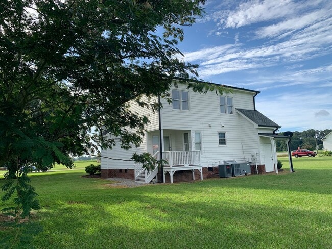 Building Photo - Pretty Home, Featuring 1st Floor Master Su...