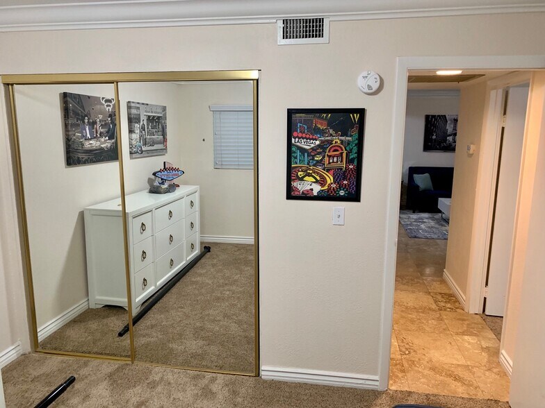 Building Photo - 565 S Royal Crest Cir