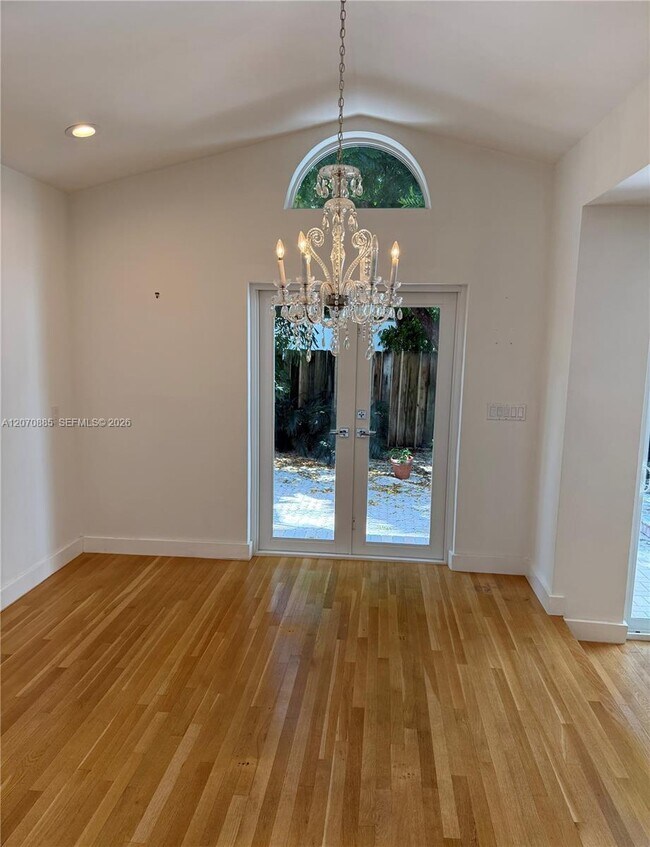 Building Photo - 3865 Poinciana Ave