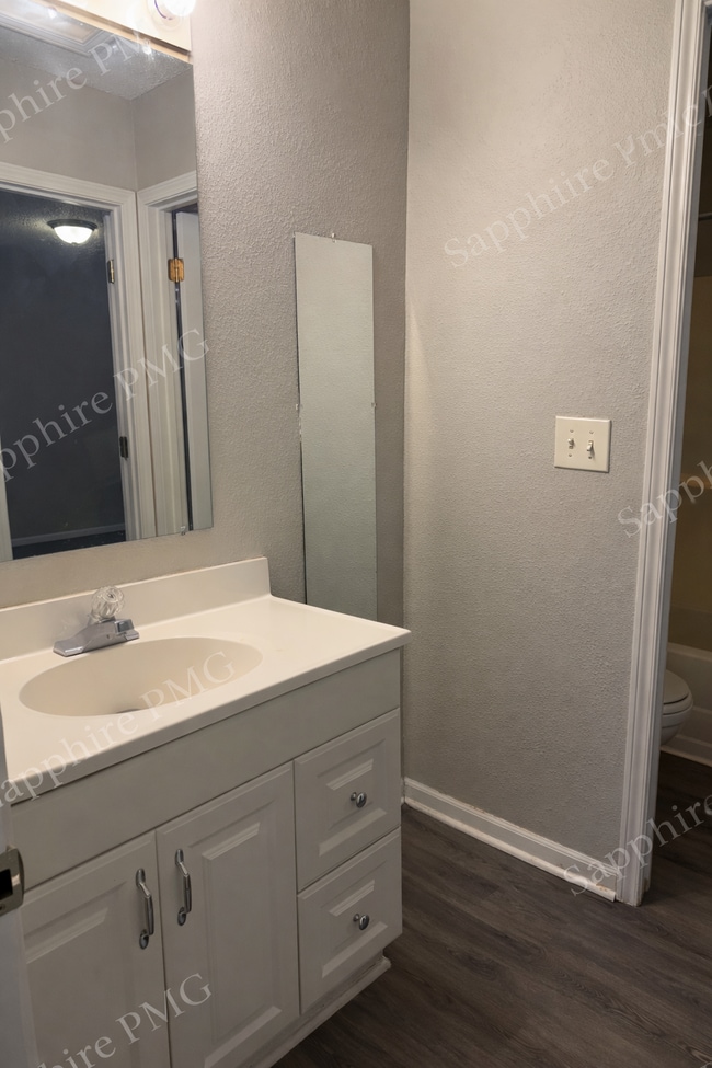 Building Photo - 5644 N Anita Ave