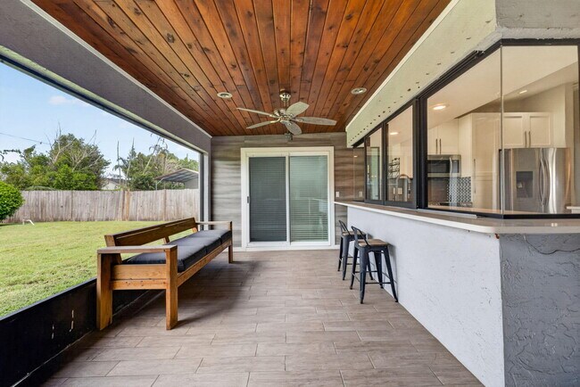 Building Photo - 825 SE Starflower Ave