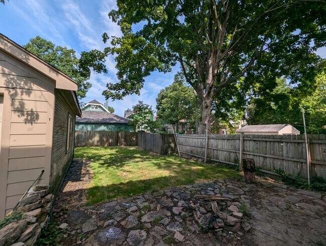 Building Photo - Spacious! 4-Bed and 2-Full Bath Unit with Bonus Room, Garage, Large Backyard
