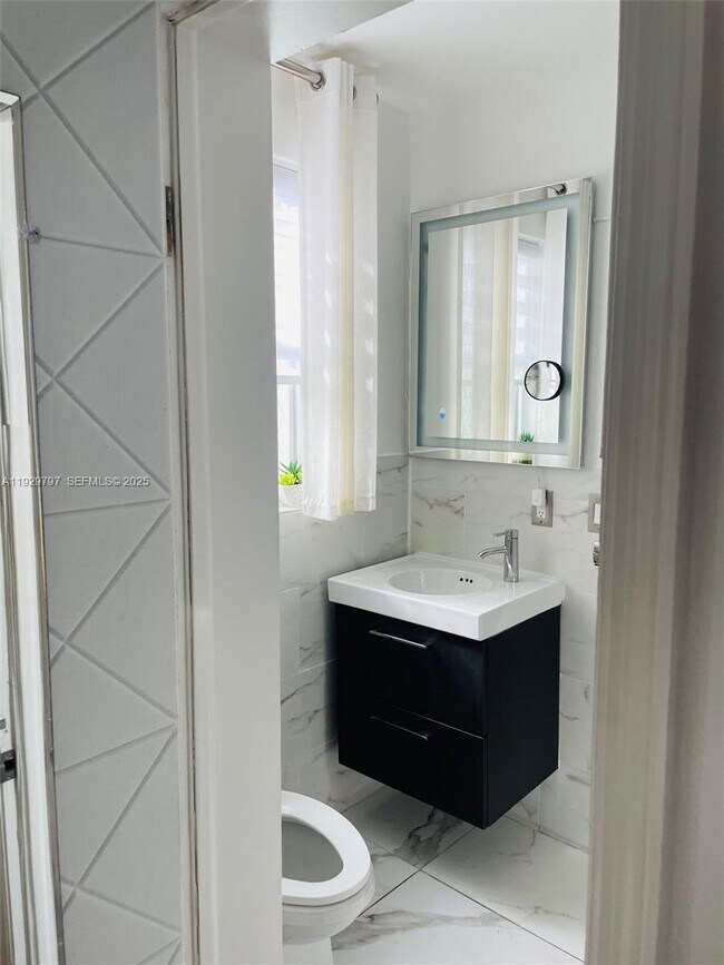 Building Photo - 1027 Euclid Ave