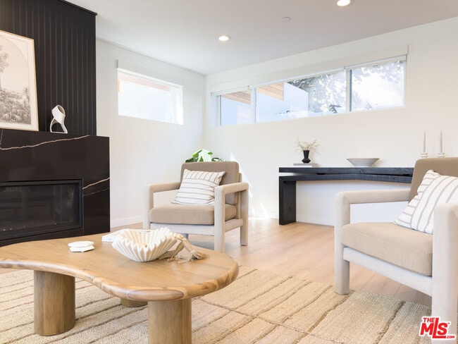 Building Photo - 2220 Aaron St