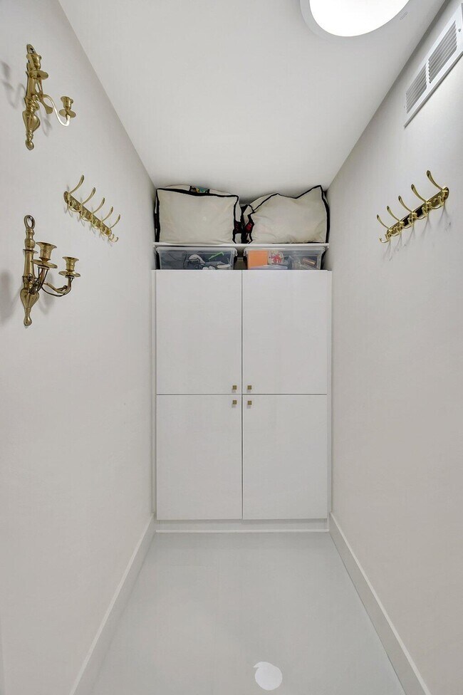 Building Photo - 5440 N Ocean Dr