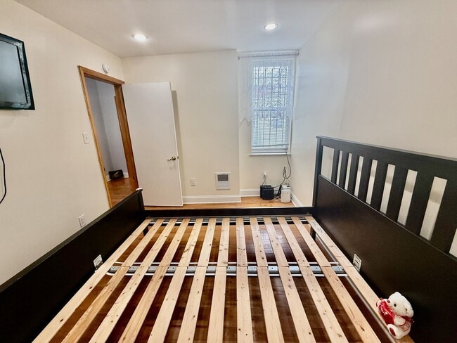 Building Photo - SPACIOUS & MODERN 3 BED/1.5 BA HOUSE w/ Central AC-HARDWOOD Flooring-WASHER/DRYER & Rear PATIO in...