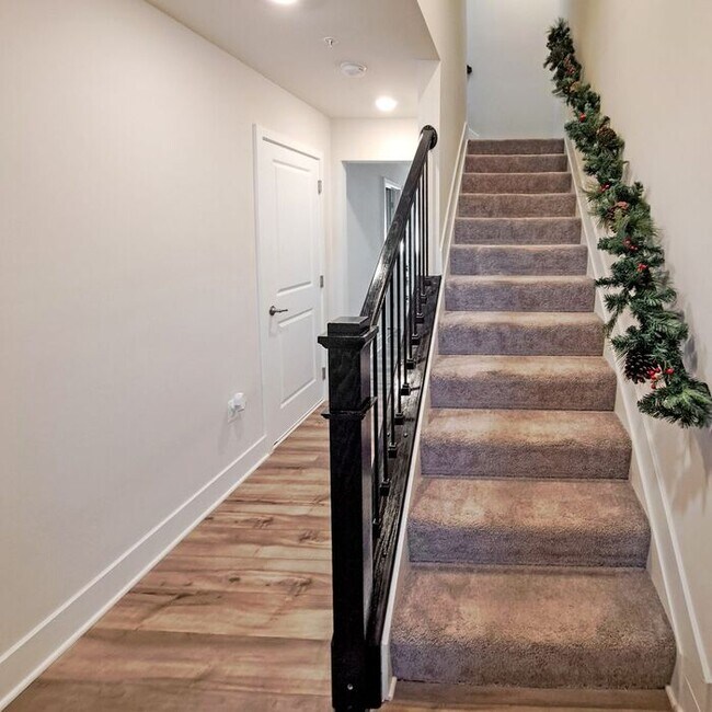 Building Photo - Gorgeous 4-Level Townhome with Rooftop Ter...