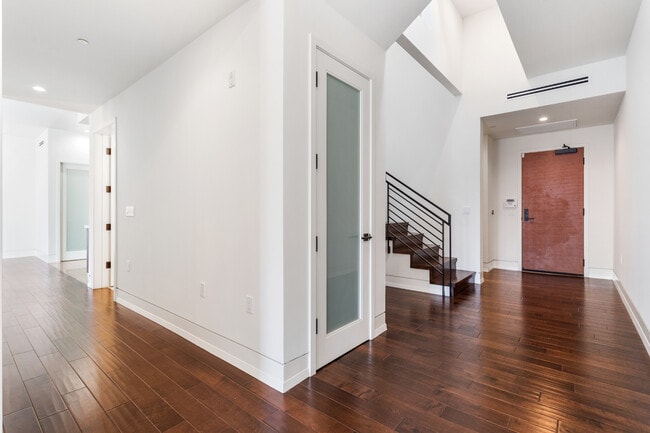 Building Photo - 225 S Hamilton Dr