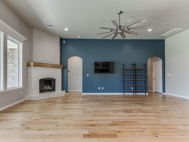 Building Photo - 8216 Crew Ln