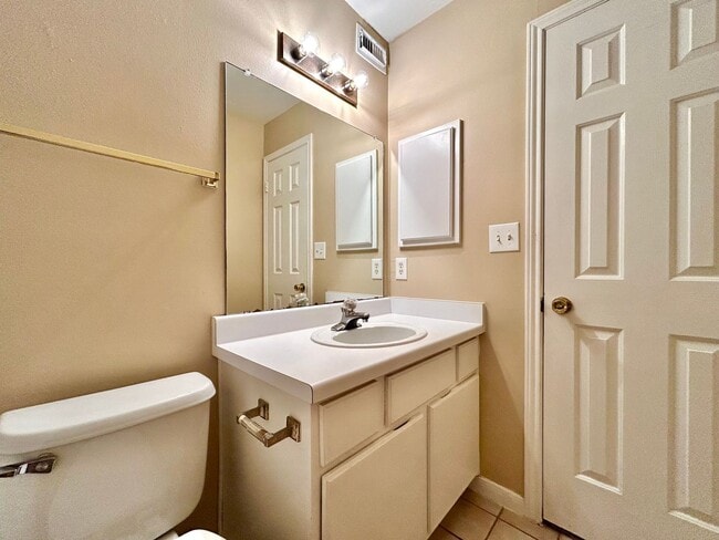 Building Photo - Light-Filled 2BR/2BA with Balcony in Austin