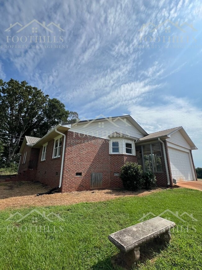 Building Photo - Peaceful Country Living with Stunning View...