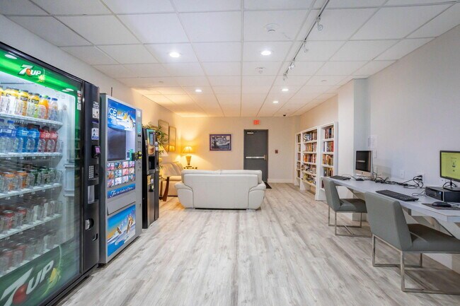 Building Photo - 405 N Ocean Blvd