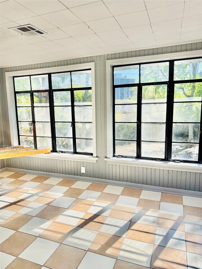 Building Photo - 2027 Sheridan St