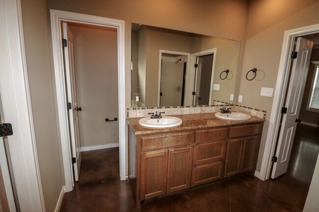Building Photo - 3 Bedroom Single Family Home:  Refrigerato...