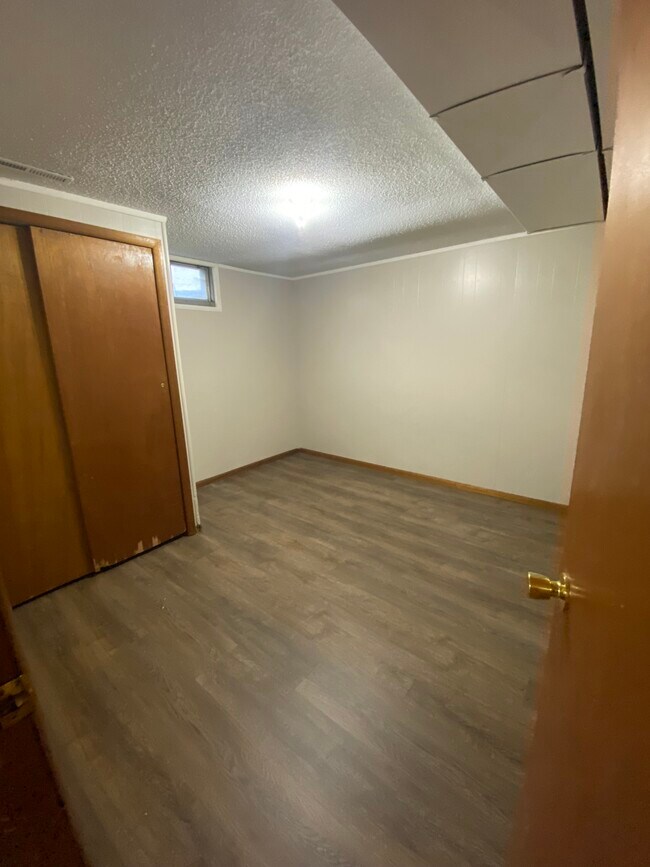 Building Photo - 615 E 5th St