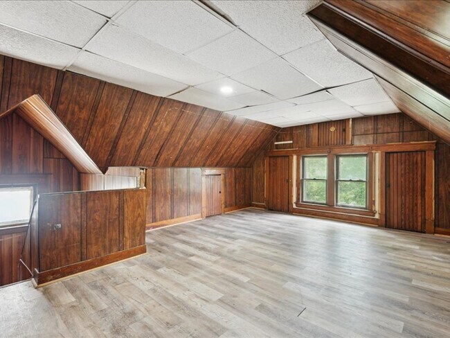 Building Photo - 10622 Hathaway Ave