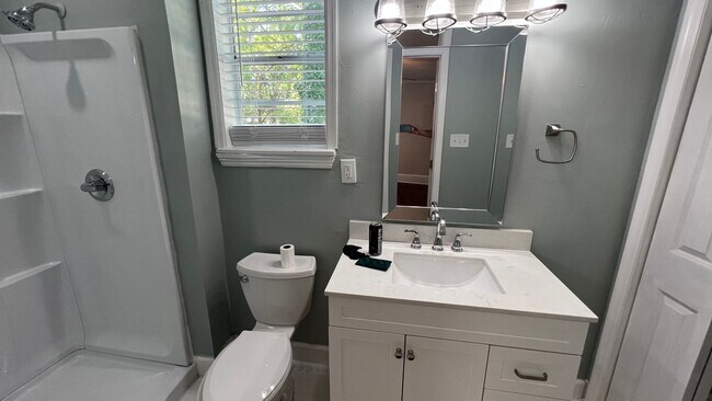 Building Photo - Renovated larg single family home! 2,200+ sf