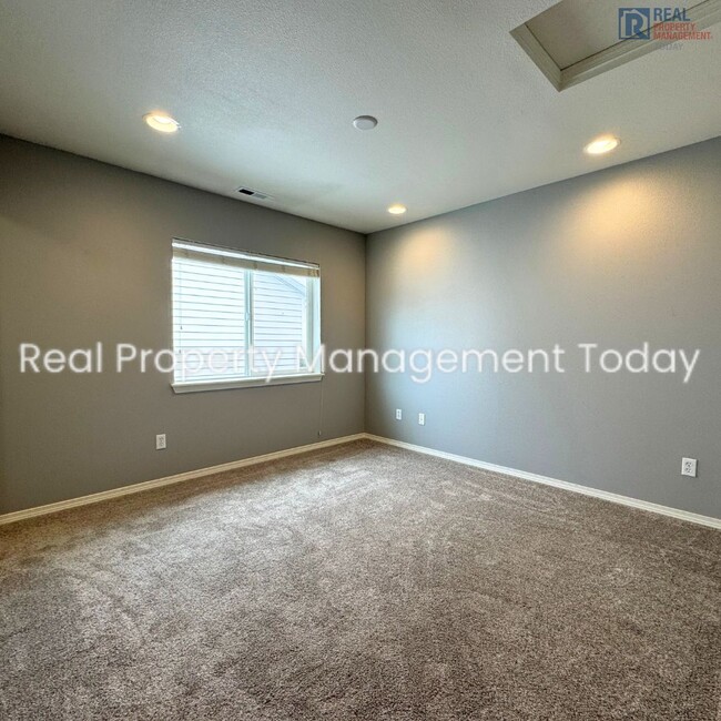 Building Photo - MOVE IN SPECIAL $300 OFF!! 1 Great 3 Bedro...