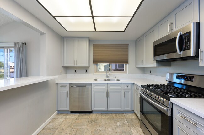 Building Photo - 6716 Clybourn Ave